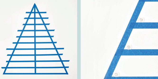 Ruban ScotchBlue™ sur un mur avec le crochet transparent Command™
