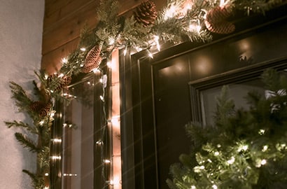 Idée de décoration de Noël extérieure pour la porte d’entrée