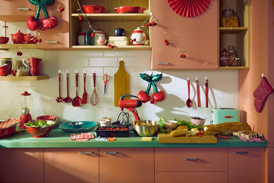 Entrée ordonnée avec crochets Command tenant une laisse, une brosse et un collier pour chien. En dessous, des gamelles, un bac de rangement et un panier à jouets. Un banc rembourré au-dessus.
